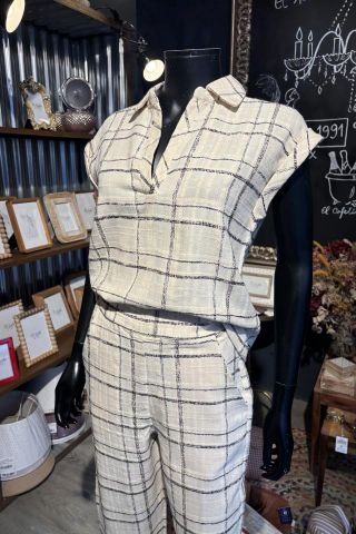 BLUSA CUADROS NEGRO Y BEIGE